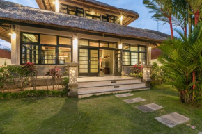 Batik villa 3 BR 3 min walk to beach with breakfast, assistent villa, pick up from airport, assistent villa and full services